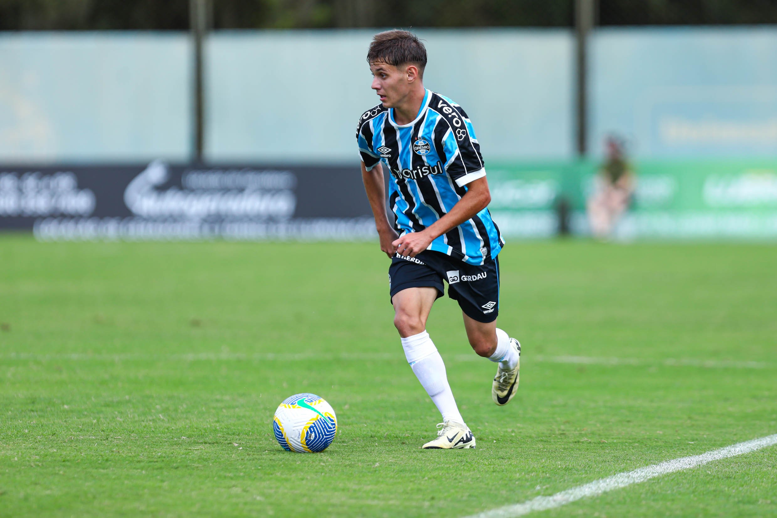 Sem Monsalve, Luís Castro tem dúvidas para o meio-campo do Grêmio; veja opções
