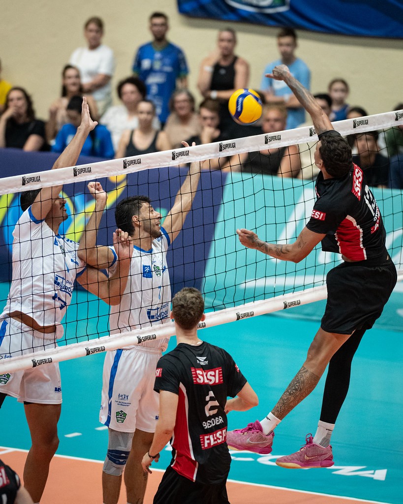 Sesi Bauru supera o Joinville Vôlei no tie-break pela Superliga