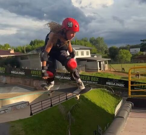 Aos 9 anos, garota brasileira vira mais nova skatista a descer megarrampa; assista ao feito