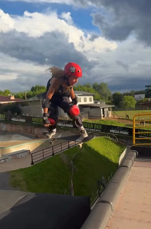 Aos 9 anos, garota brasileira vira mais nova skatista a descer megarrampa; assista ao feito