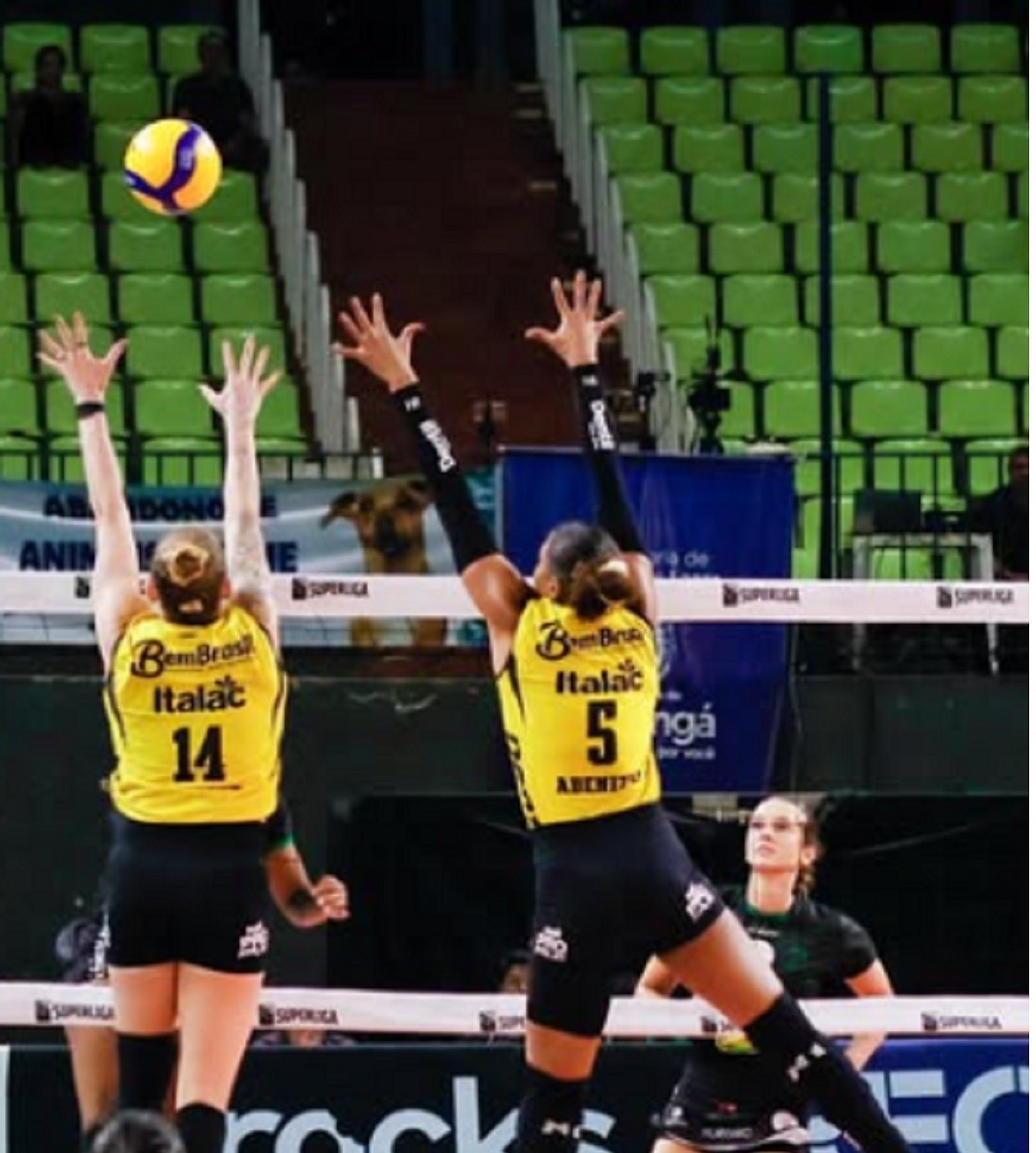 Praia Clube bate Maringá e vence oitavo jogo seguido na Superliga feminina de vôlei