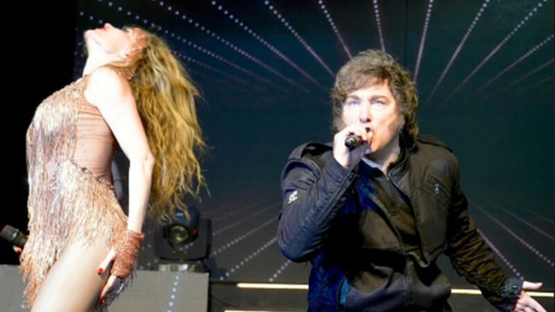 É #FATO: Vídeo mostra atriz no palco dando beijo na boca de Milei durante show na Argentina