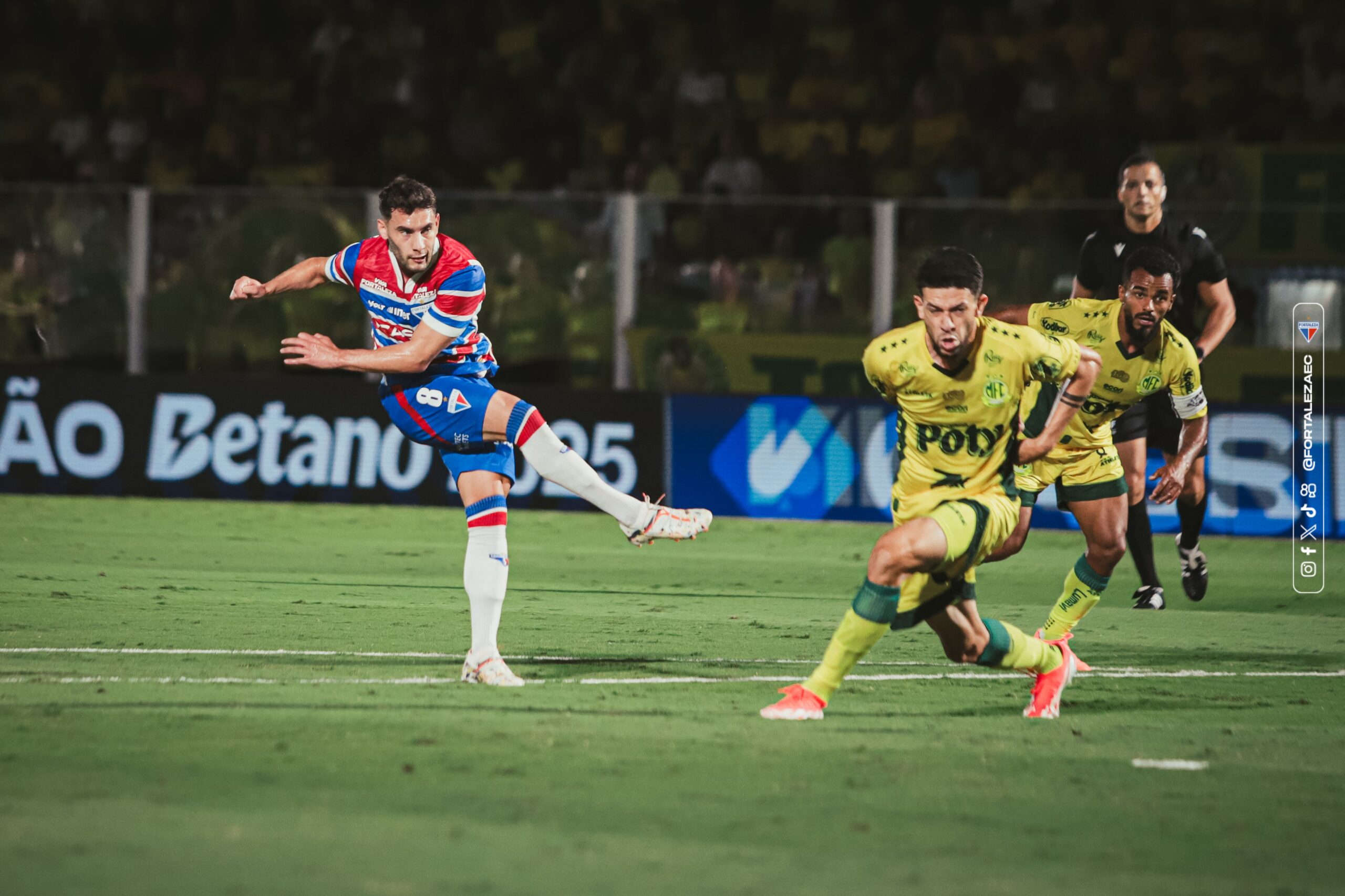 Versatilidade e consciência tática: conheça Emmanuel Martínez, meia acertado com o Vitória