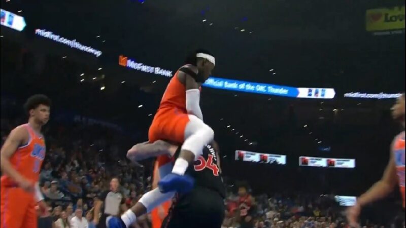 Jogador salta para dar toco, mas acaba montando no ombro do rival na NBA