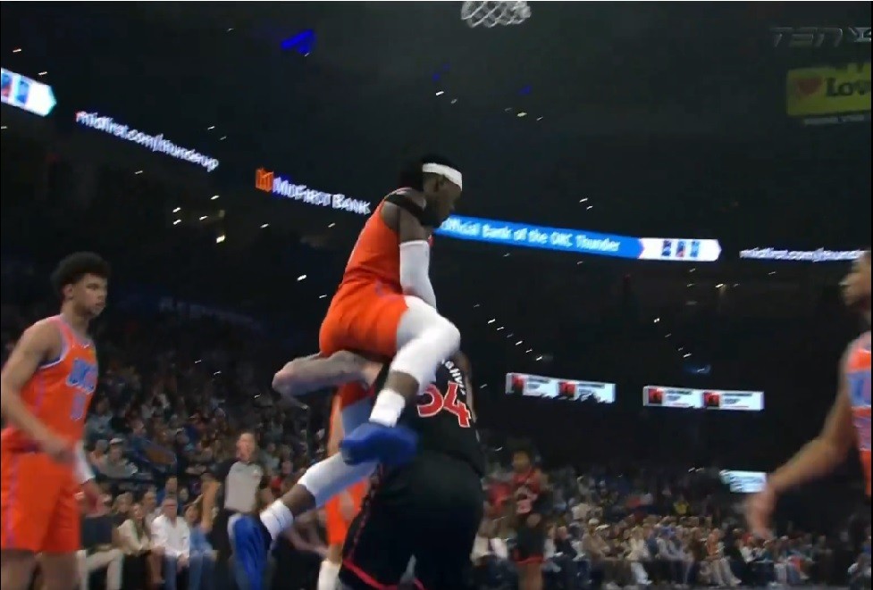 Jogador salta para dar toco, mas acaba montando no ombro do rival na NBA