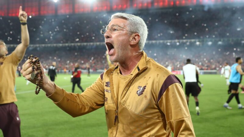 Odair Hellmann valoriza renovação no Athletico e projeta temporada 2026: “Ano difícil”