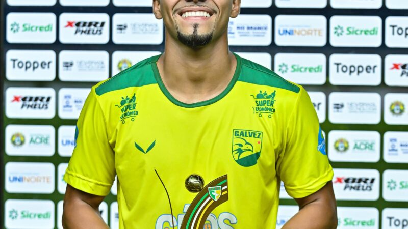 Atacante do Galvez, artilheiro do Acreano Série B 2025 pelo Santa Cruz-AC recebe premiação da FFAC
