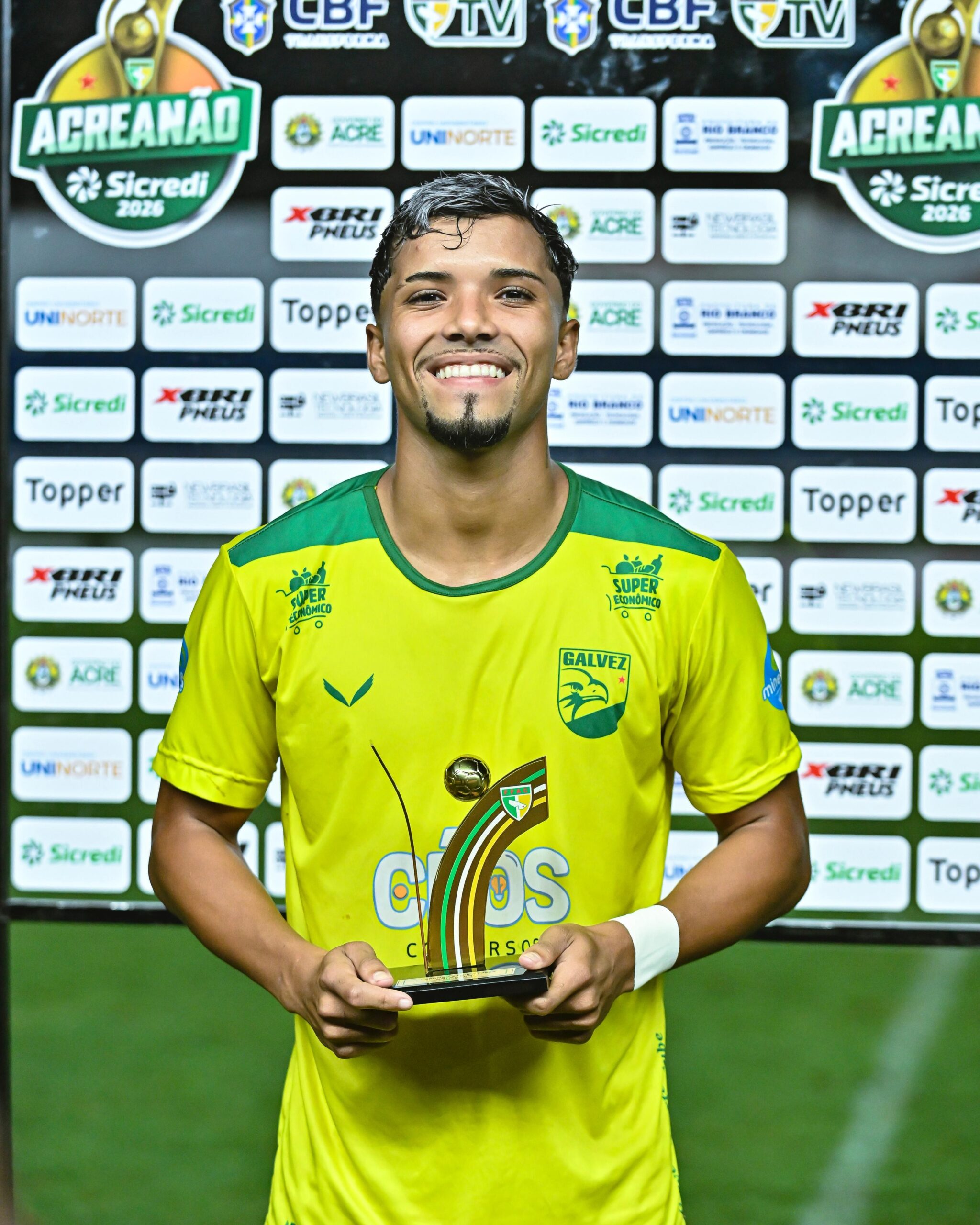 Atacante do Galvez, artilheiro do Acreano Série B 2025 pelo Santa Cruz-AC recebe premiação da FFAC