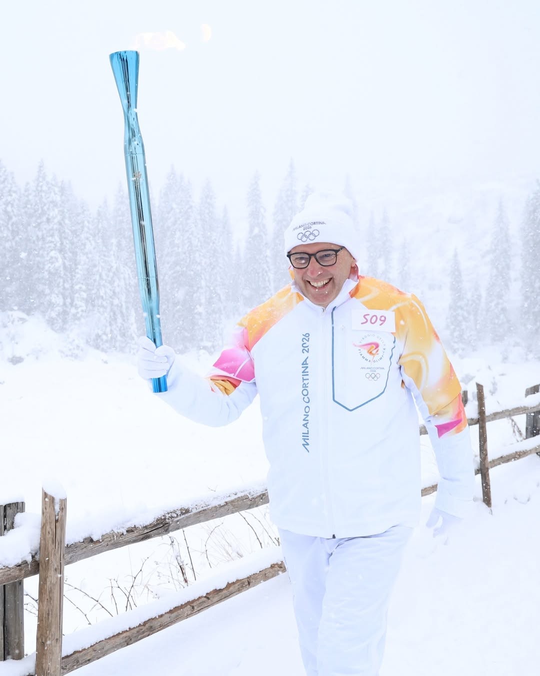 Chefe da F1 carrega chama olímpica de Milão-Cortina 2026