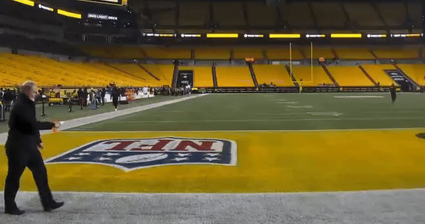 Padre benzeu campo dos Steelers antes de chute errado dos Ravens