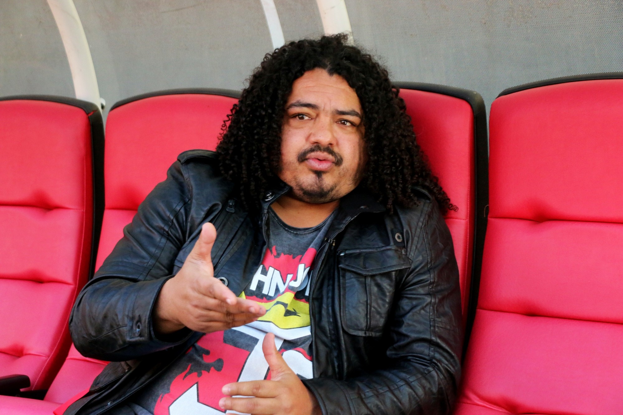 Campeão do mundo pelo Inter, Perdigão é agredido por policiais após jogo no Paraná; veja vídeo