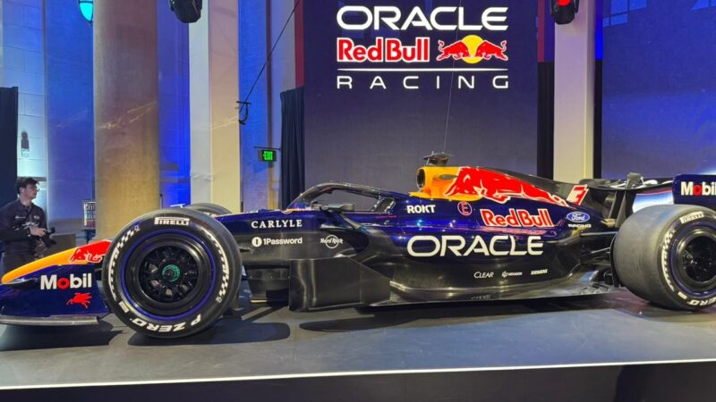 Red Bull lança o RB22, carro da equipe para a F1 2026; veja imagens