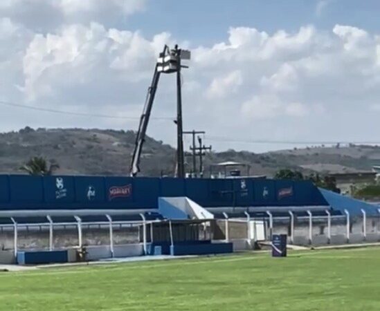 Estádio do Pernambucano recebe refletores horas antes de jogo da última rodada