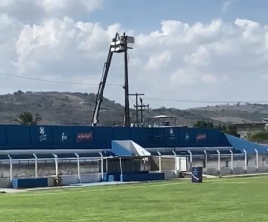 Estádio do Pernambucano recebe refletores horas antes de jogo da última rodada