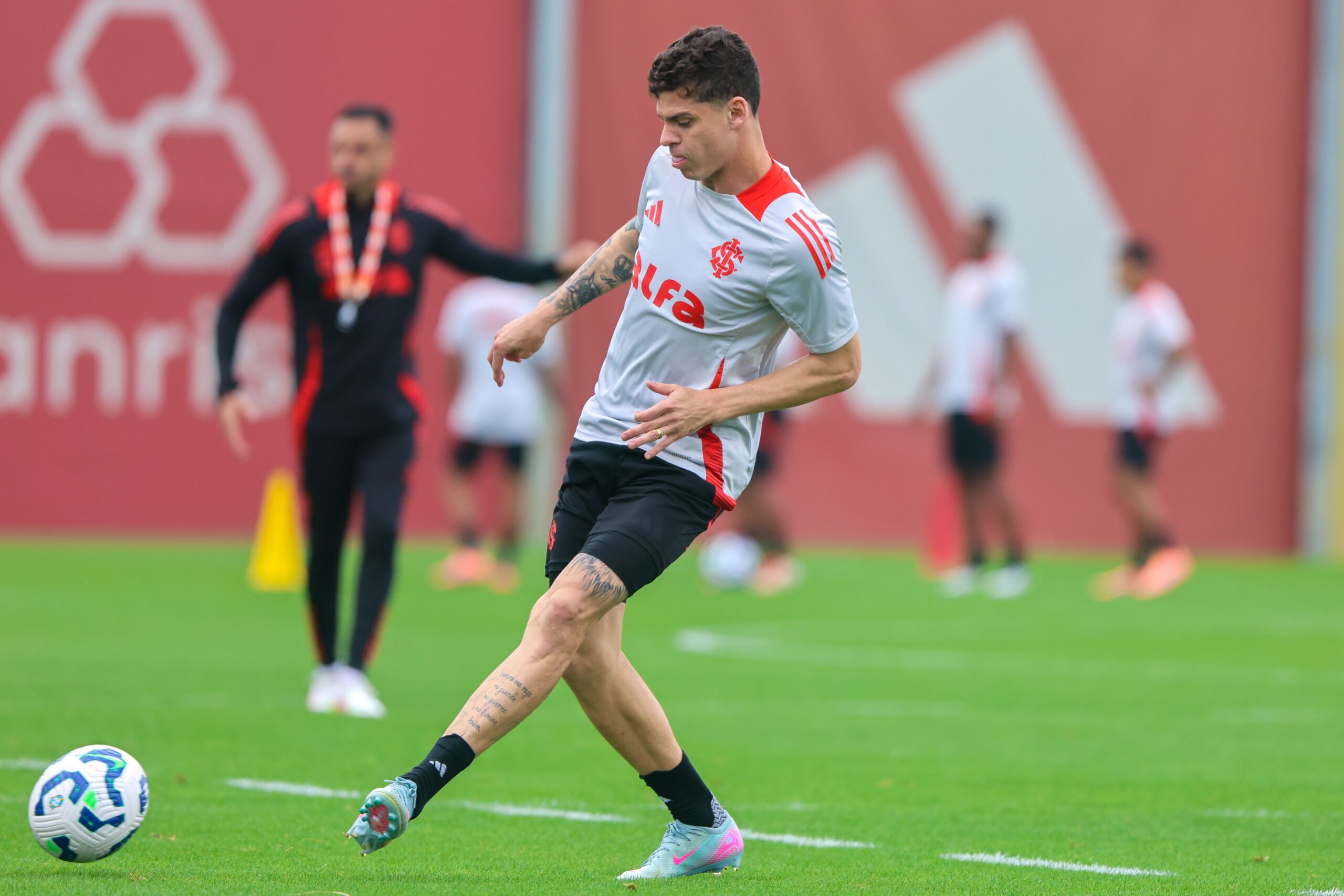 Guarani esbarra em negativa de volante do Inter e segue no mercado por camisa 8