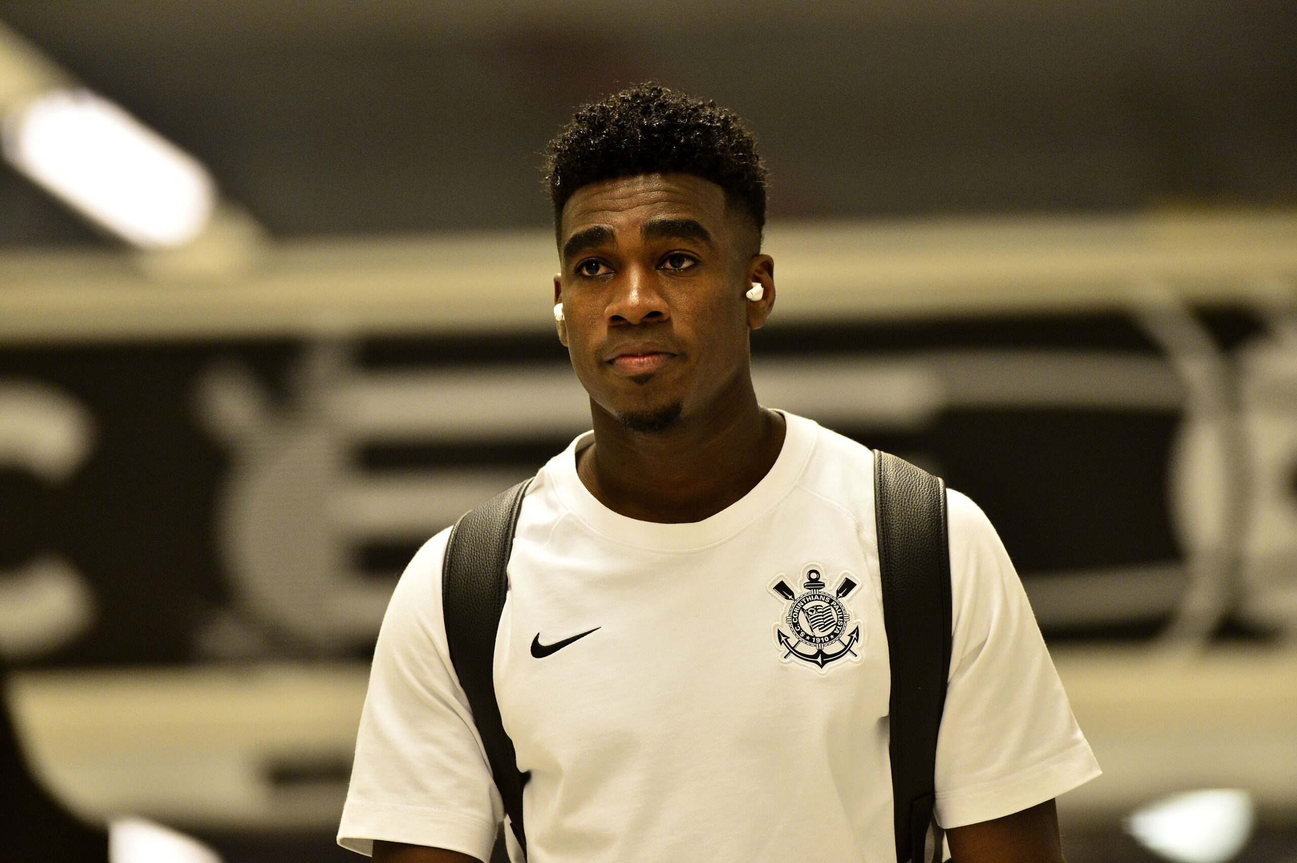 Corinthians encaminha empréstimo do zagueiro Félix Torres ao Internacional