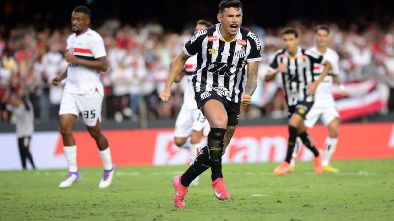 Coritiba tenta a contratação de Tiquinho Soares, do Santos