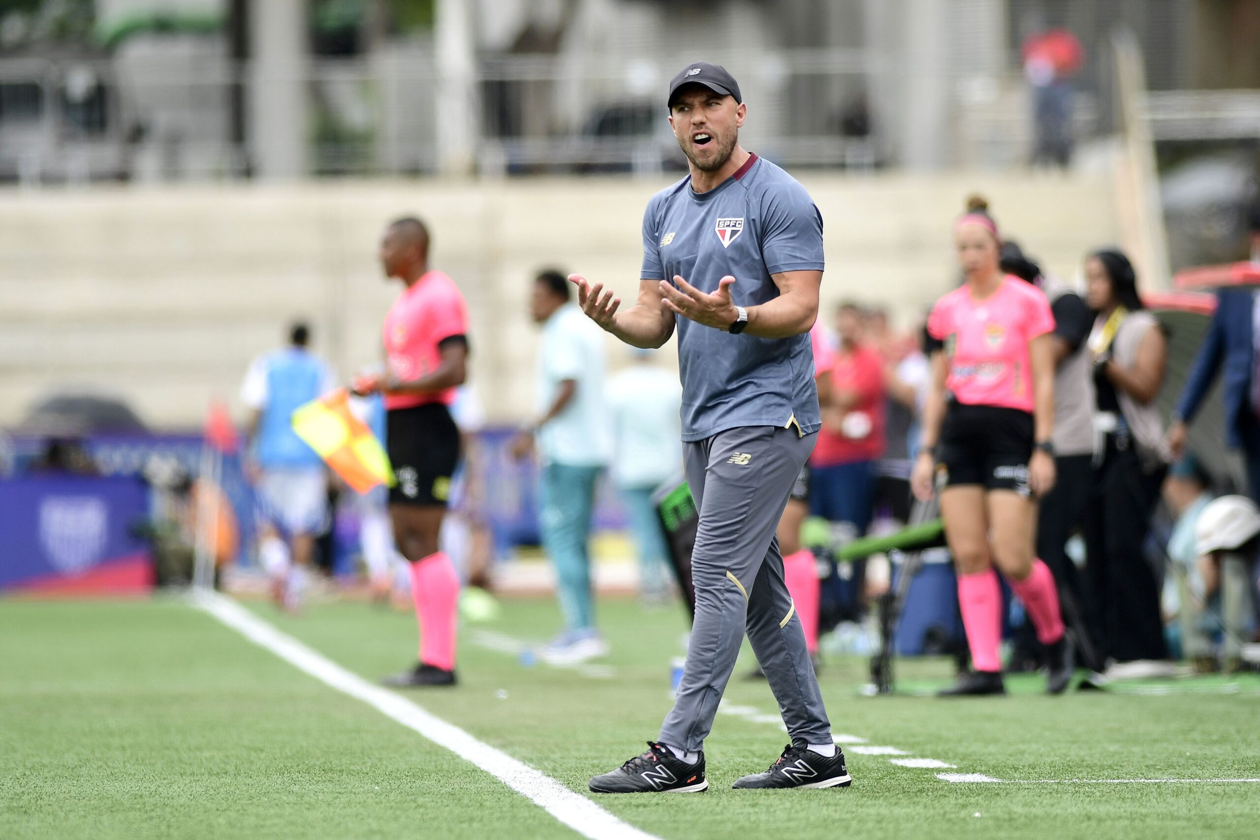 Como técnico multicampeão com sub-20 fará transição para o profissional do São Paulo