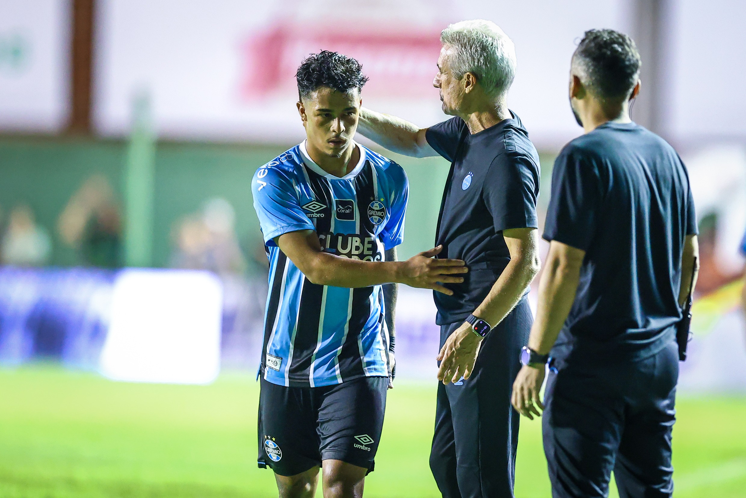 Quem é Roger, novidade no Grêmio de Luís Castro e destaque em goleada na estreia do Gauchão