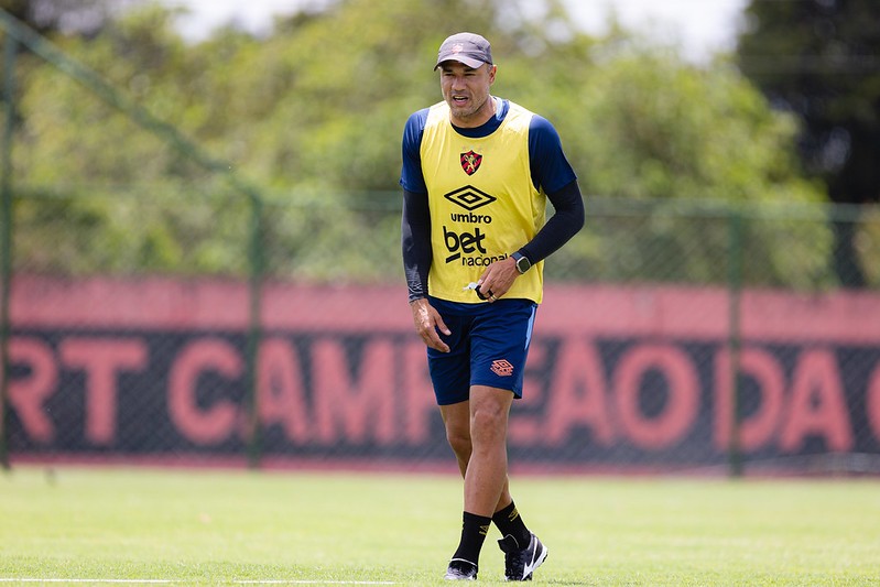 Roger promete futebol ofensivo no Sport, com a característica do clube, e pede apoio da torcida