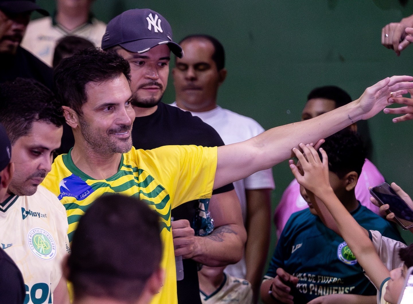 📸 FOTOS: veja registros de Falcão, rei do futsal, em passagem no Piauí para jogo amistoso