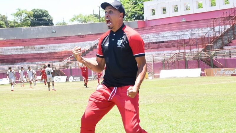 Lembra dele? Ex-Flamengo é anunciado como técnico do time de Gusttavo Lima no Paraná