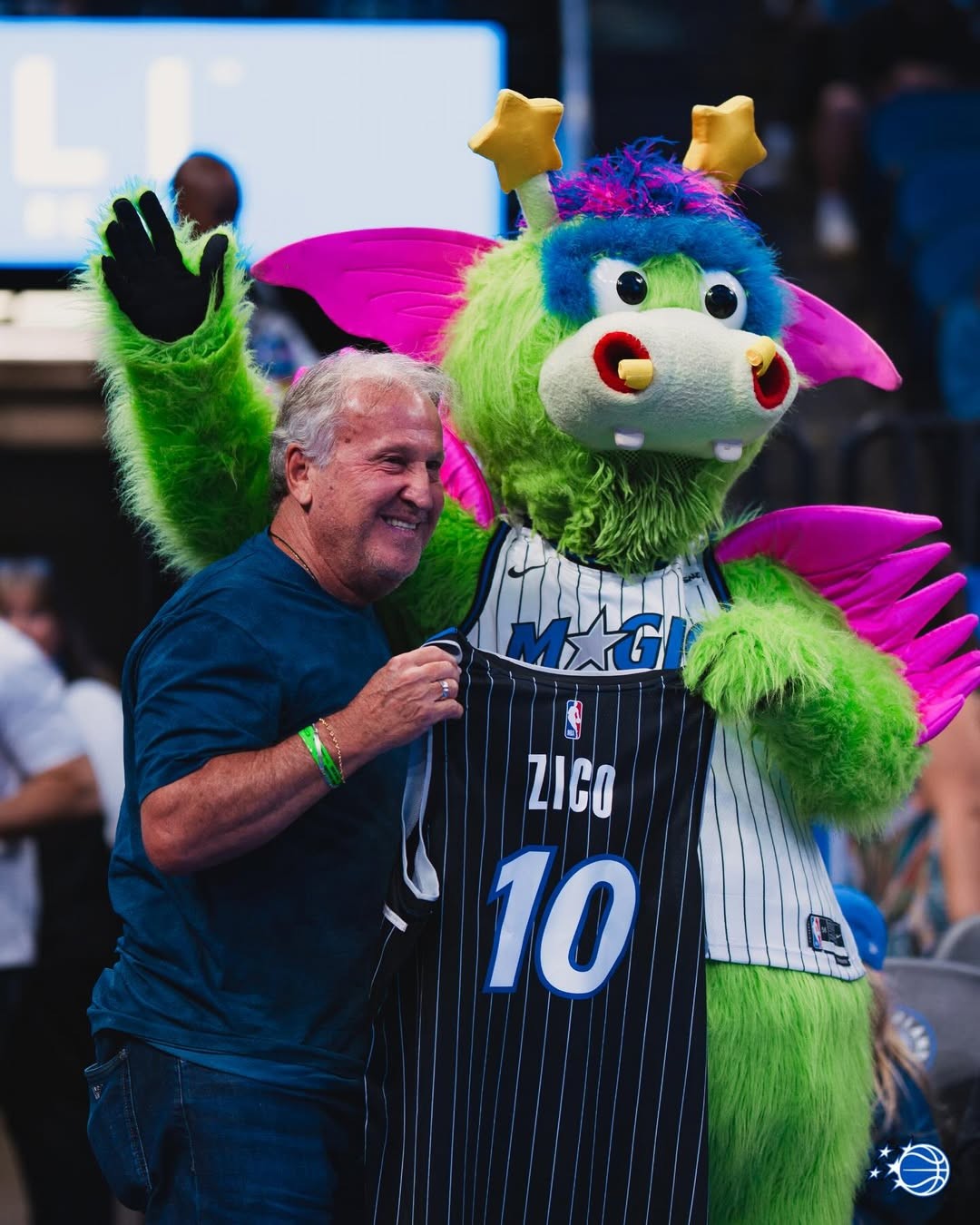 Zico assiste a vitória do Orlando Magic na NBA e ganha camisa personalizada
