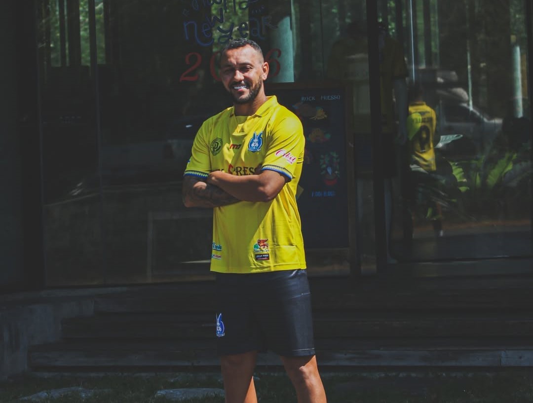 Ex-Corinthians, Weslley Smith explica troca rápida de clubes após convite e volta ao futebol asiático