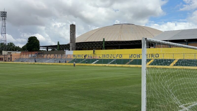 Lindolfo Monteiro ganha nova pintura, e gramado recebe marcação antes de reabertura