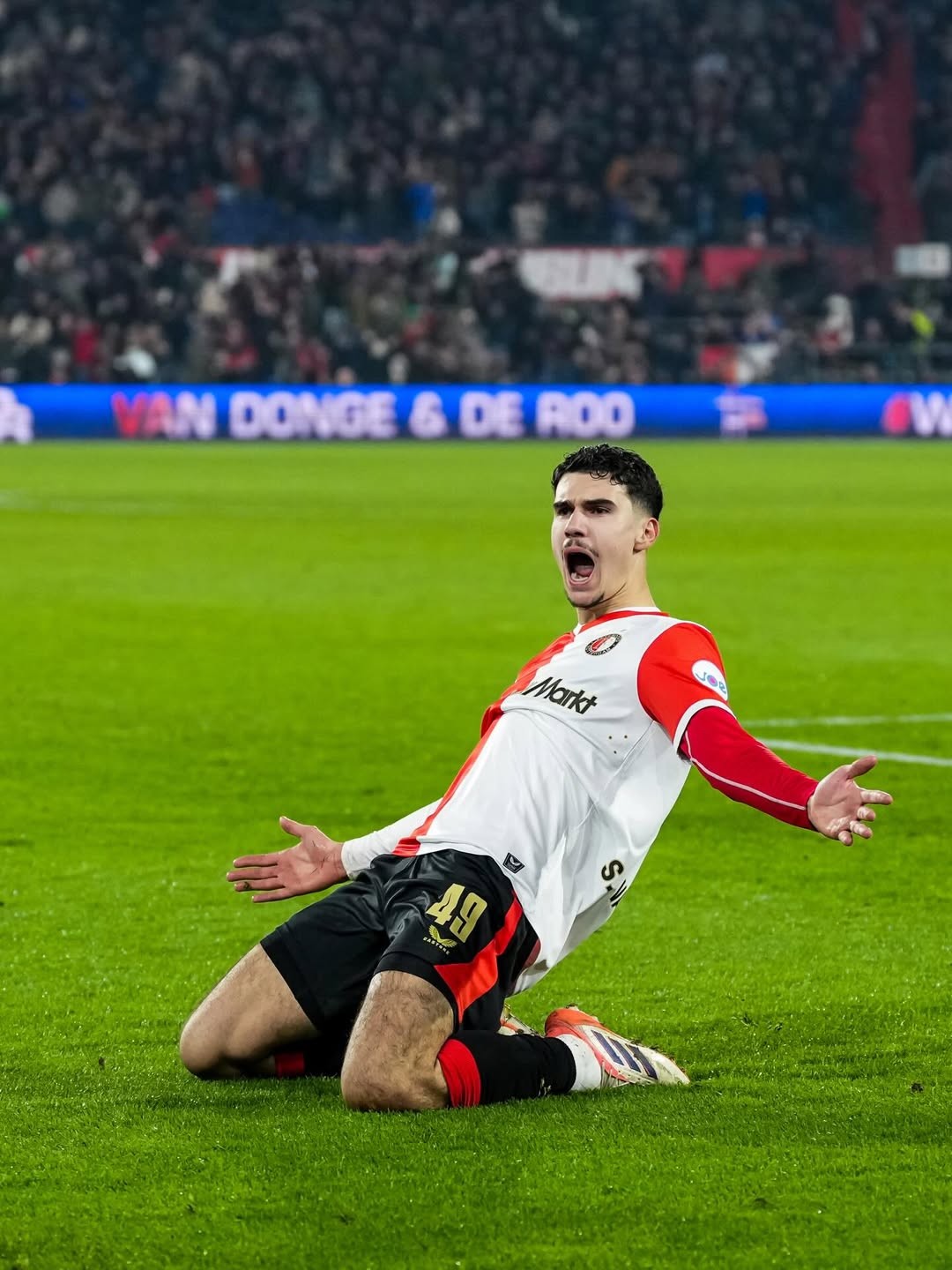 Filho de Van Persie faz golaço de bicicleta na Holanda; veja vídeo