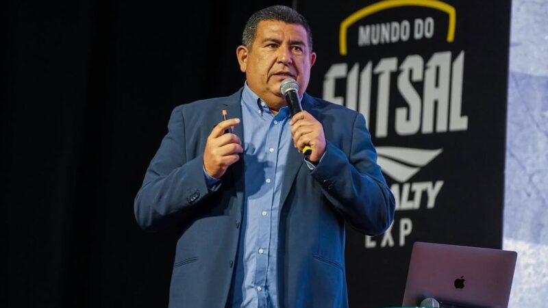 Chicão anuncia primeira convocação no comando da seleção brasileira de futebol de areia