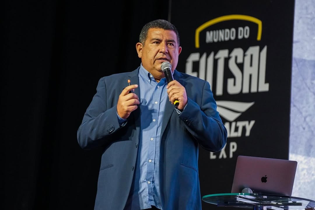 Chicão anuncia primeira convocação no comando da seleção brasileira de futebol de areia