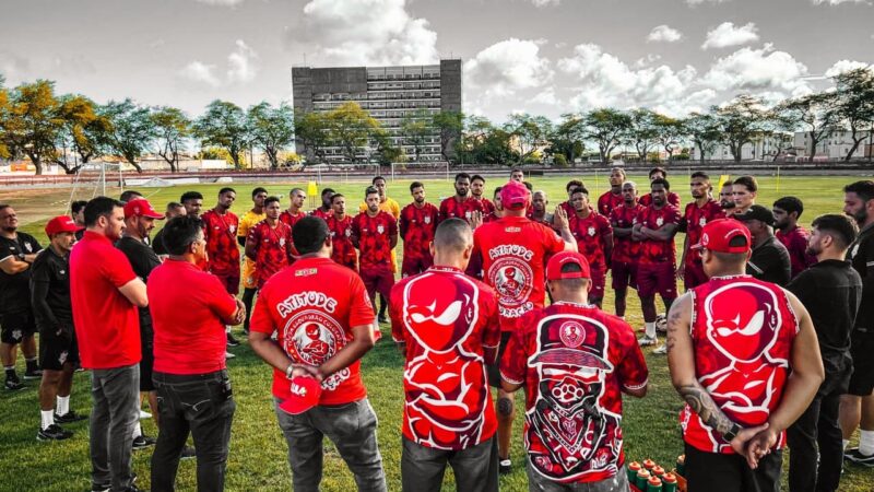 Membros de torcida organizada do Sergipe comparecem em treino
