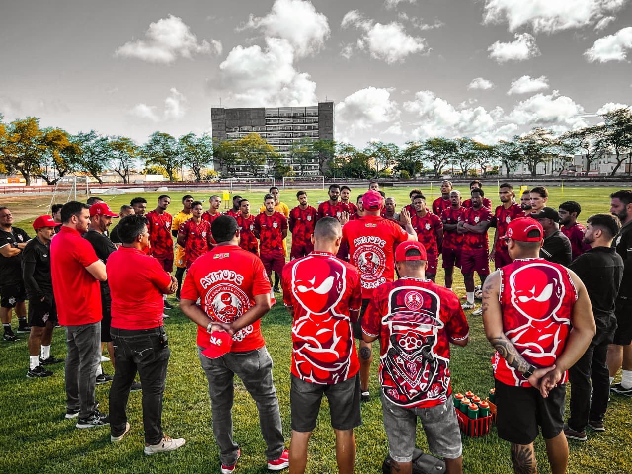 Membros de torcida organizada do Sergipe comparecem em treino