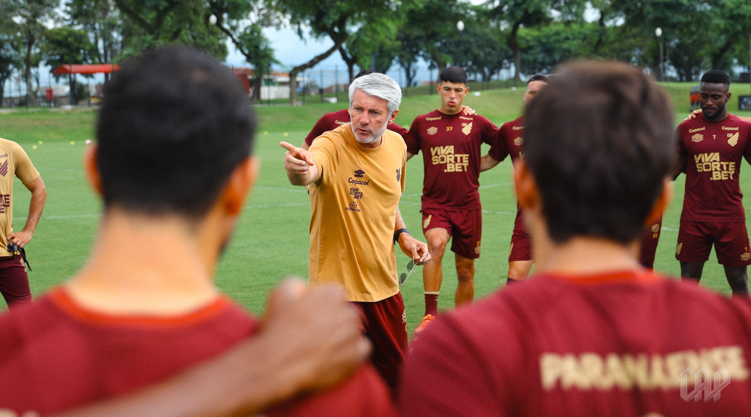 Com Cetré, Athletico encerra busca por atacante e define nova prioridade no mercado