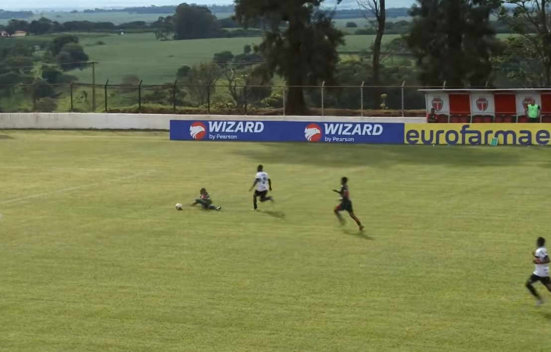 Copinha: Jogador da Tuna cai sozinho, árbitro marca falta e anula gol do Santa Cruz