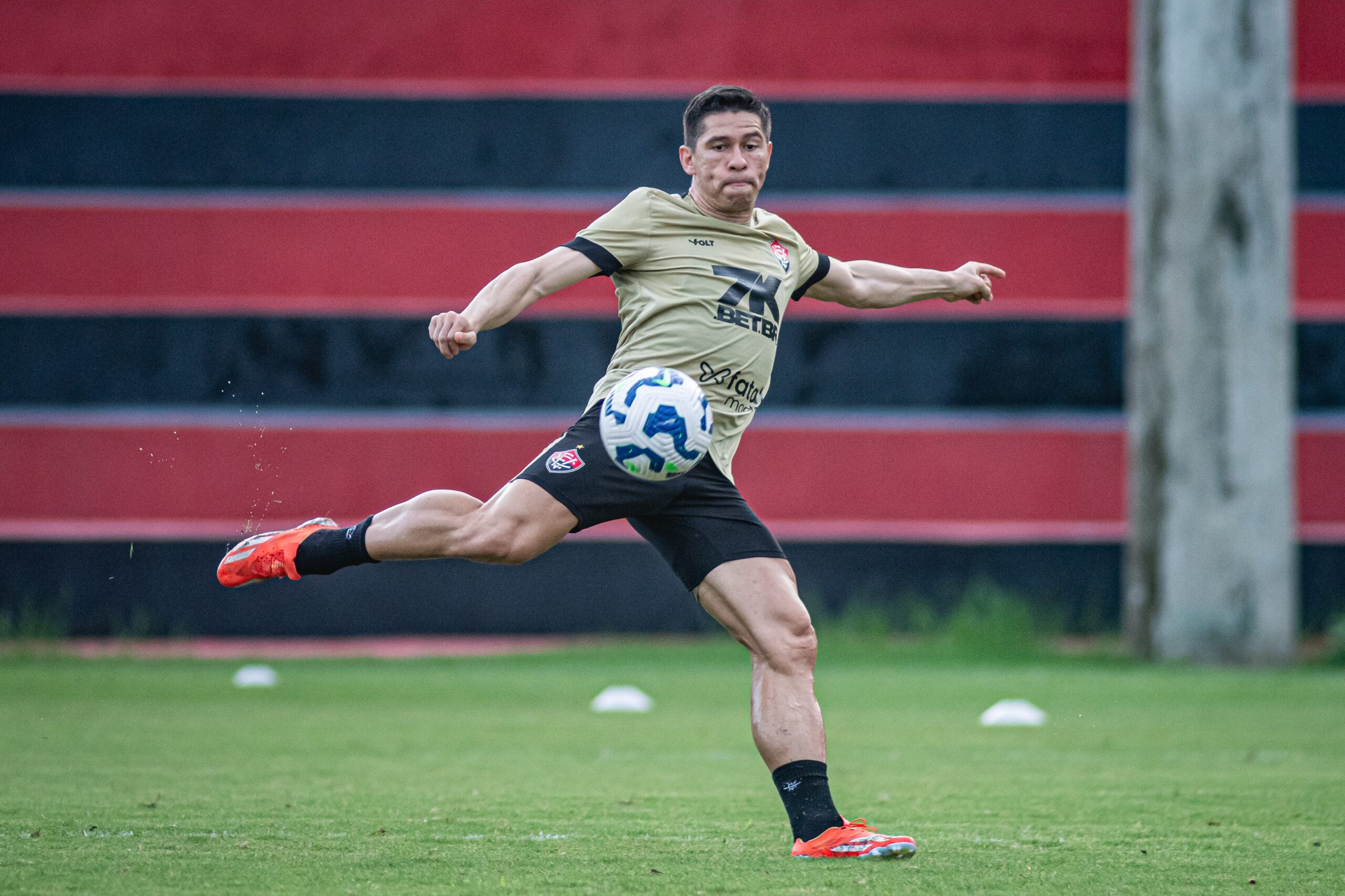 Renovação de Osvaldo com o Vitória sai no BID; veja tempo de contrato