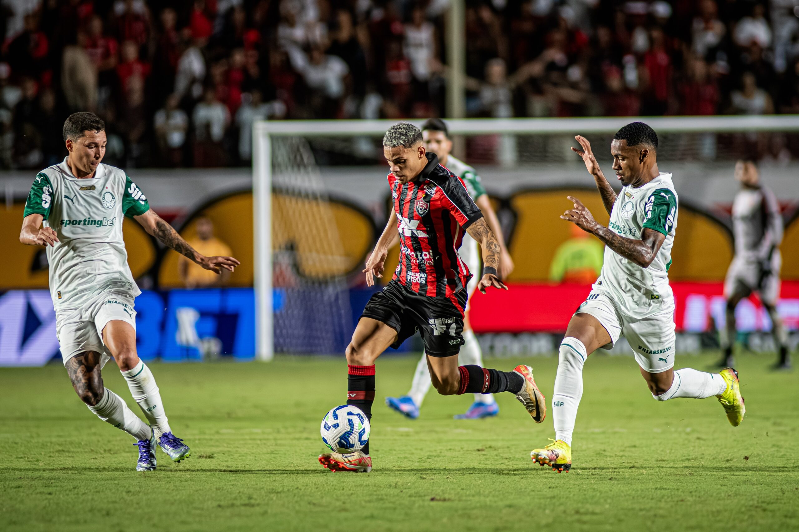 Após fim de empréstimo, Maykon Jesus deixa o Vitória