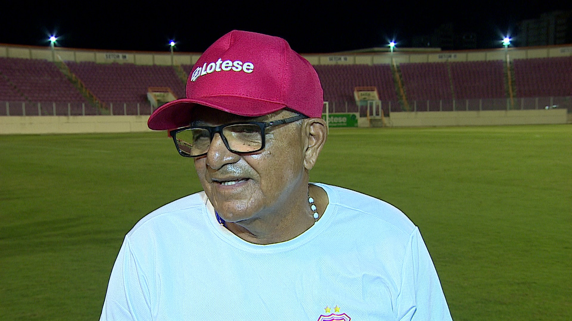 Edmilson Santos é homenageado por atletas após vitória do Dorense e se emociona