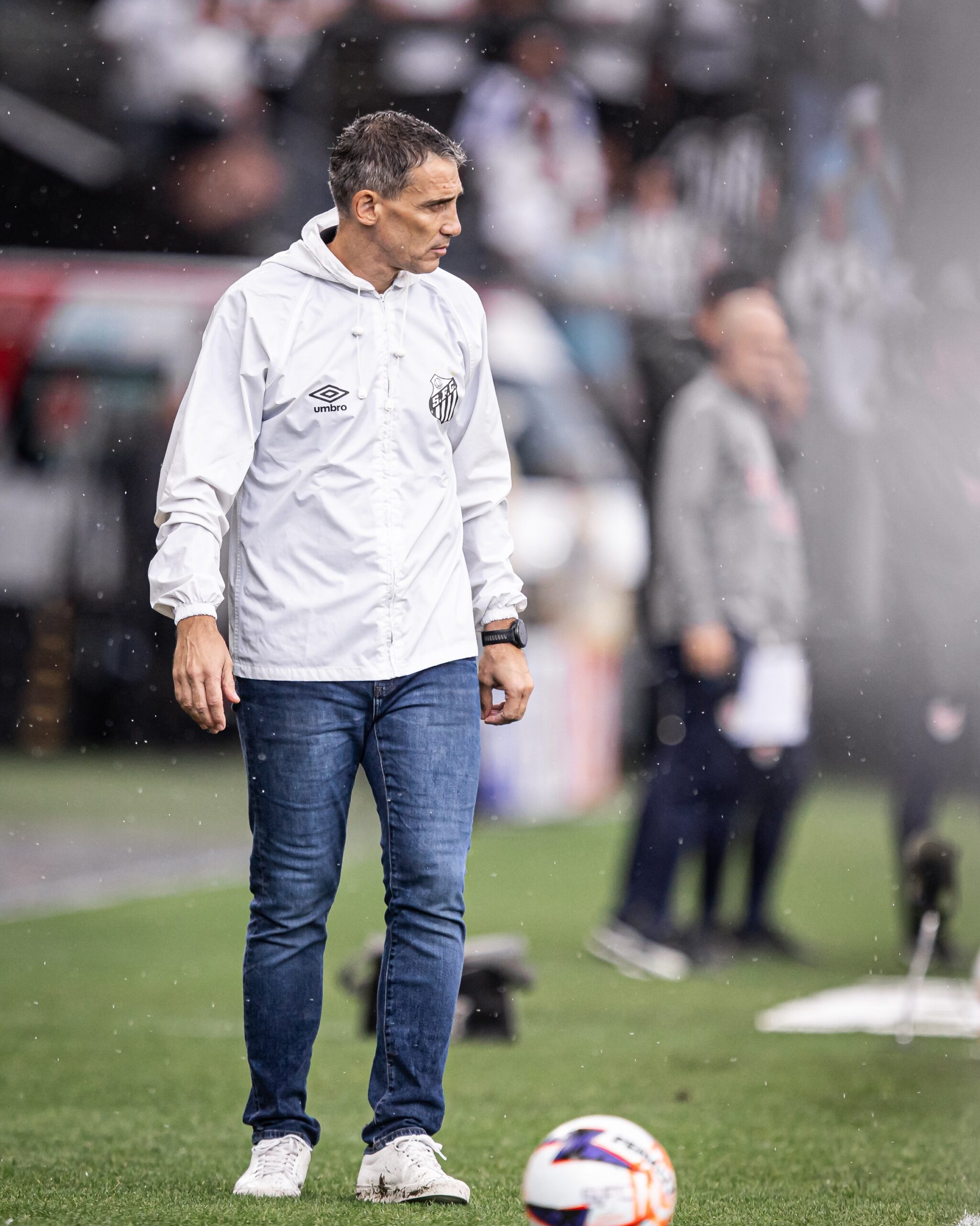 Entenda por que a diretoria mantém Vojvoda prestigiado apesar da má fase do Santos