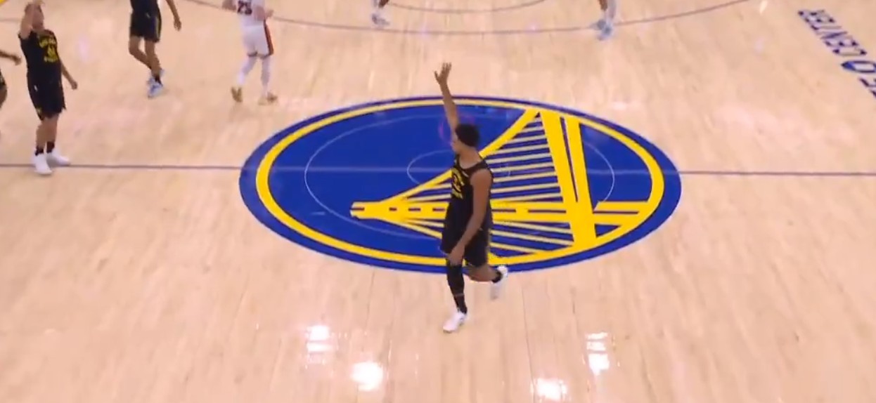 Cesta do meio da quadra e tchau provocativo para adversários marcam vitória dos Warriors sobre o Miami Heat; veja vídeo