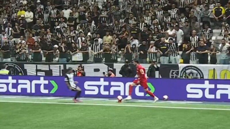 Zagueiro é expulso contra Atlético-MG após chutar bola em suporte e retardar jogo no Mineiro; veja vídeo