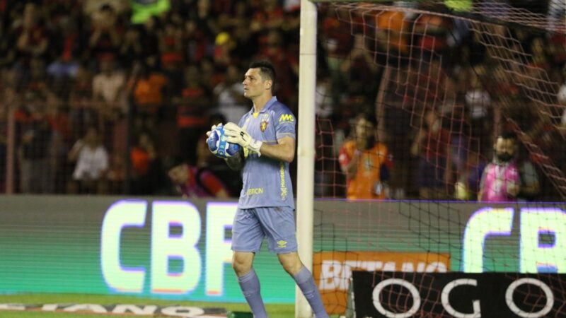 Goleiro Dênis volta a treinar e fica à disposição do Sport após quatro cirurgias