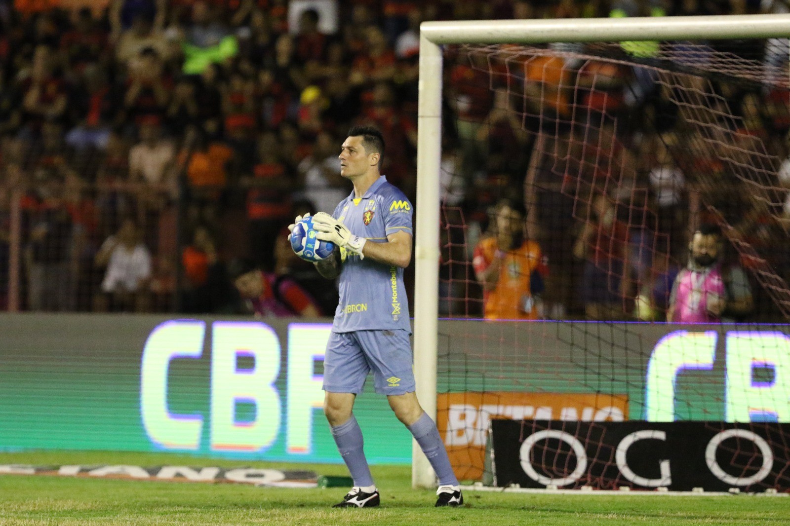 Goleiro Dênis volta a treinar e fica à disposição do Sport após quatro cirurgias