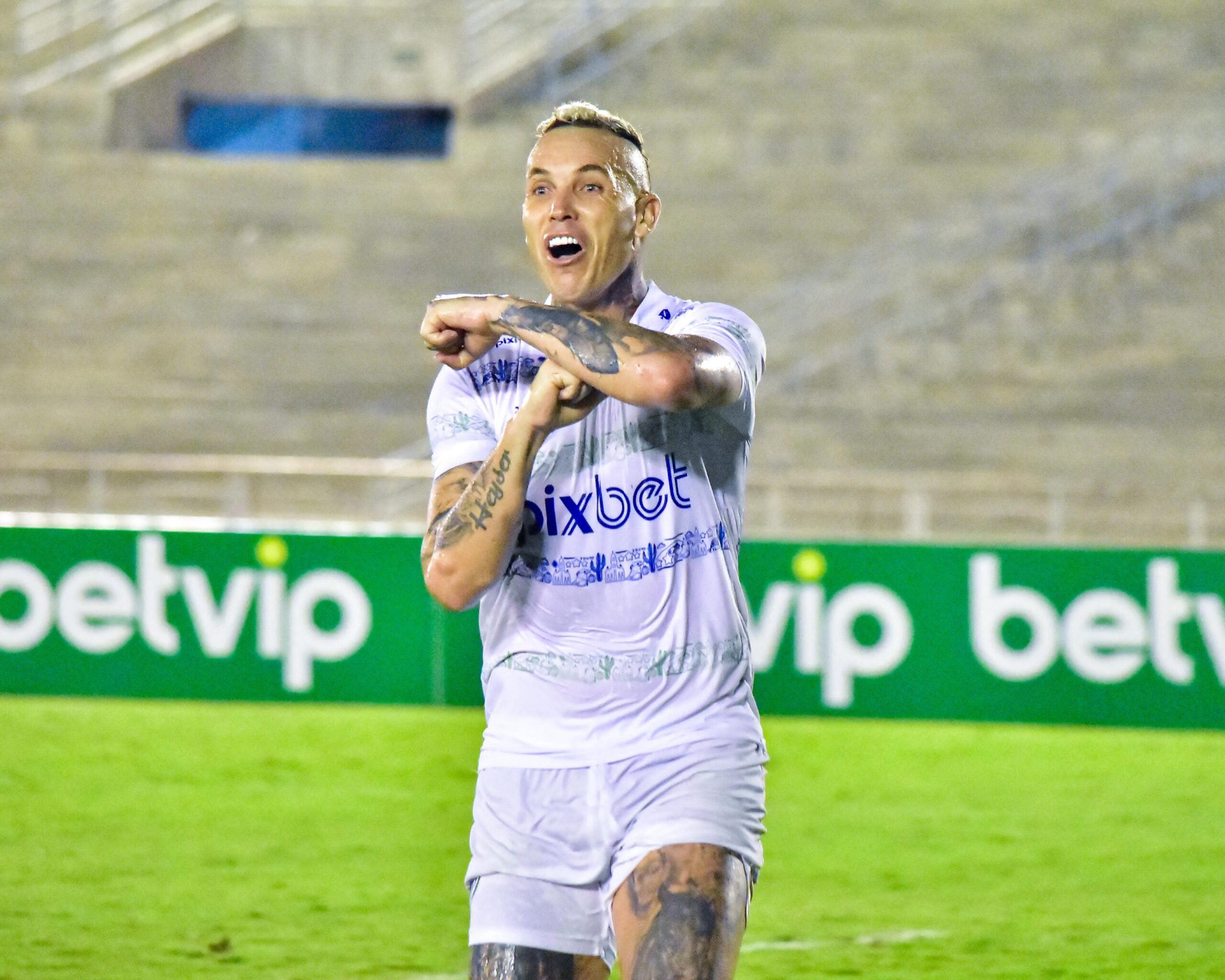 Toscano recorda gol contra o Treze e minimiza disputa no ataque do Serra Branca com Diego Ceará