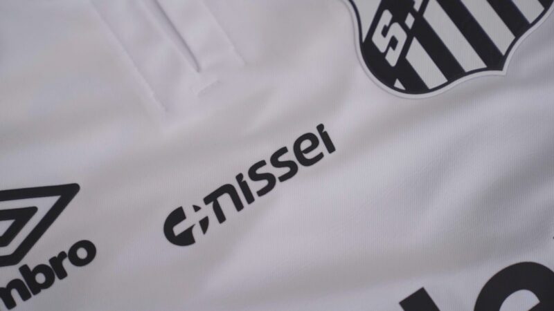 Santos completa 20 dias sem patrocínio máster e mira parceiros para quatro espaços no uniforme