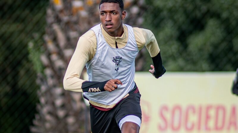 Elogiado por Rodrigo Chagas, Kauan se machuca na estreia e volta a sofrer com problema físico