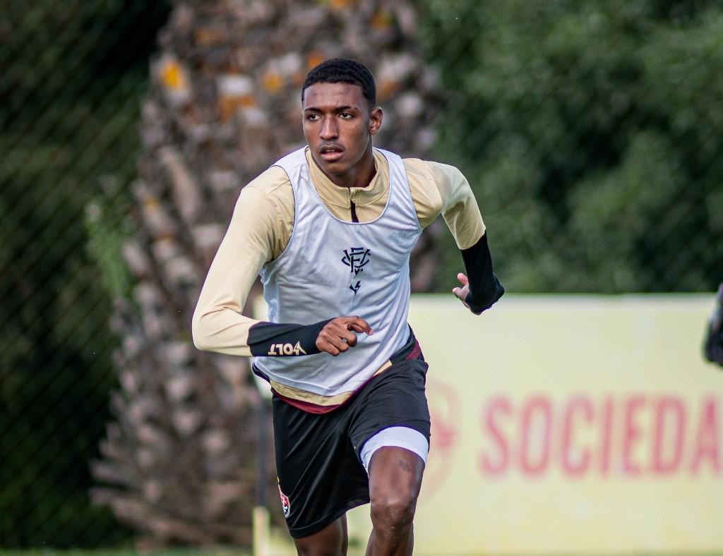 Elogiado por Rodrigo Chagas, Kauan se machuca na estreia e volta a sofrer com problema físico