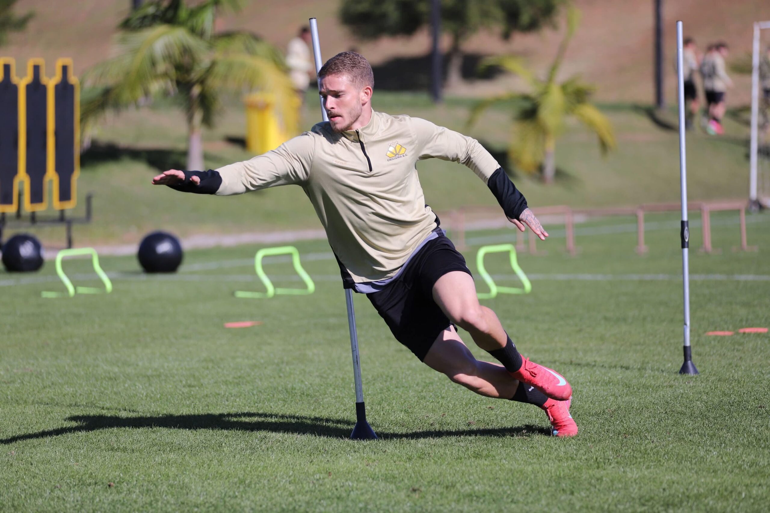 Volante Léo Naldi deixa o Criciúma e retorna ao Vitória