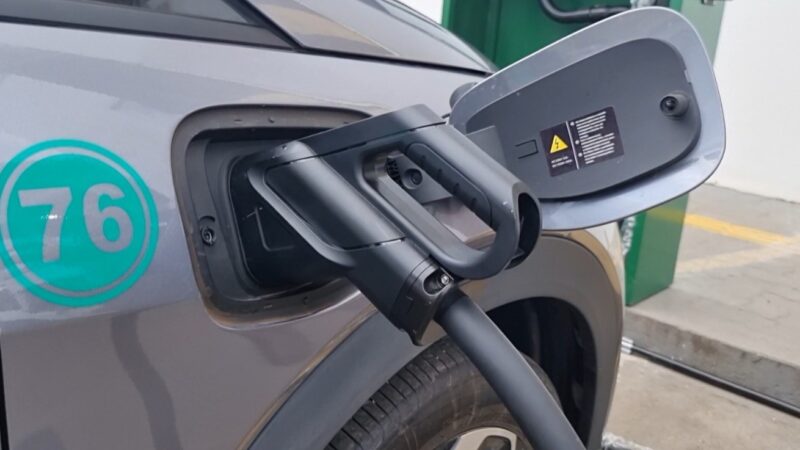 Vendas de elétricos e híbridos sobem 26% em 2025, e crescem 10 vezes mais que o mercado